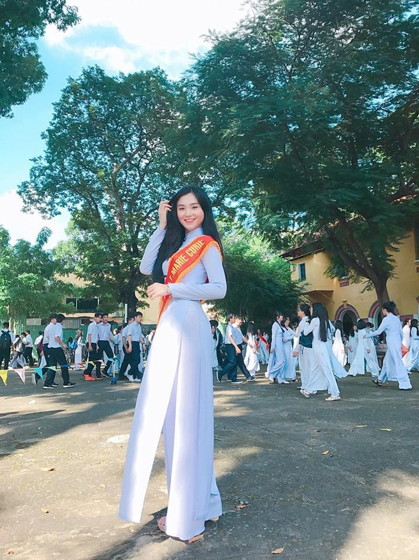 Thậm chí, có người còn không ngần ngại cho rằng "Đây chính là nữ sinh áo dài đẹp nhất Marie Curie"