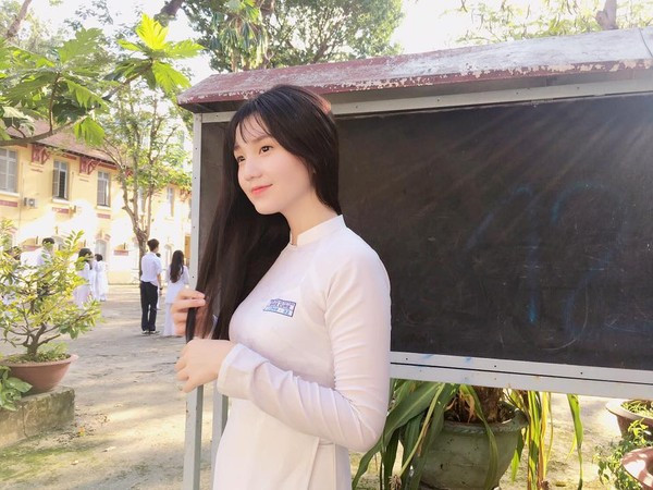 Mới đây, Thu Tâm tiếp tục tranh tài tại cuộc thi Hoa hậu Hoàn vũ 2018 và lọt vào Top 25. Sở hữu làn da trắng muốt và vẻ ngoài yêu kiều nữ sinh này đã tranh chóng kiếm được sự thiện cảm của khán giả.