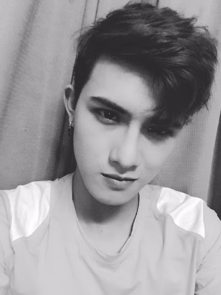 Sở hữu gương mặt ưu nhìn với những góc cạnh đẹp “miễn chê”, Gold Trần dường như thu hút mọi ánh nhiều của khán giả về mình đặc biệt trong trang phục sơ mi trắng thắt cà vạt.