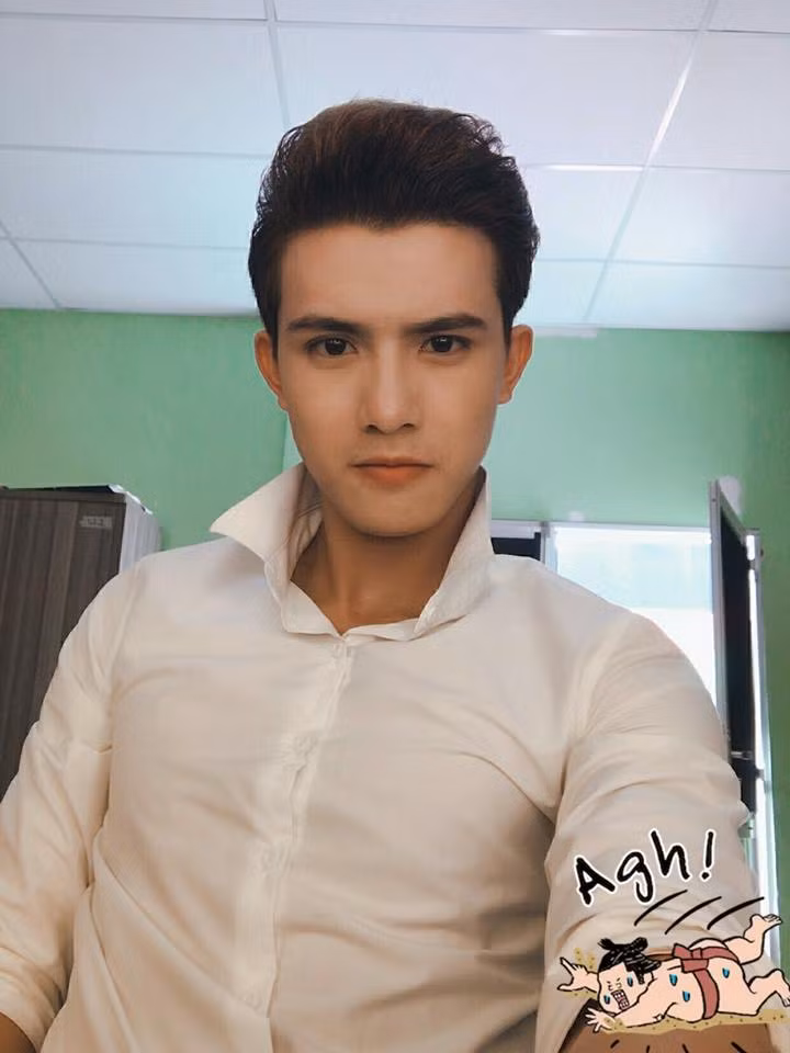 Theo như tìm hiểu, chàng trai có biệt danh “soái ca sơ mi trắng” có nickname là Gold Trần tên đầy đủ là Trần Ngọc Vàng, sinh năm 1998 hiện đang là sinh viên trường Đại học Sân Khấu Điện Ảnh.