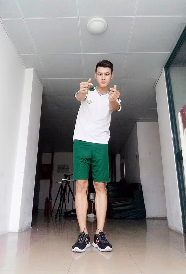 Tuy nhiên, nhiều dân mạng cũng đặt câu hỏi về mối quan hệ giữa Gold Trần và Linh Đan liệu đây có phải là "chiêu trò" để PR cho chương trình cũng như bản thân hay không? Trong khi Linh Đan sinh năm 1996 còn chàng trai sinh năm 1998 và đã có lần trên trang cá nhân của mình, hot girl người Hải Phòng từng khẳng định giữa cô và Gold Trần là mối quan hệ chị em.