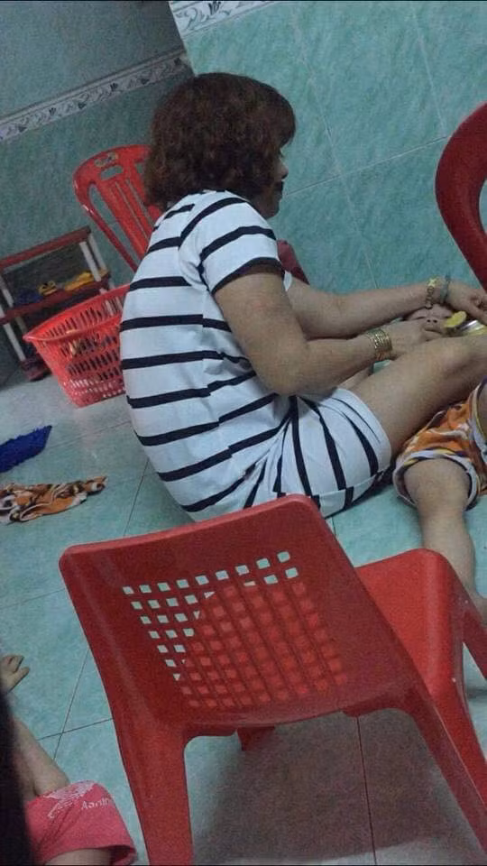 Không chỉ có hành động lột trần, bắt nằm ngửa và đè chân ngang người các cháu bé chỉ chừng 2-3 tuổi mà một trong hai bảo mẫu trên còn dùng tay sốc ngược cổ cháu, tát đôm đốp vào mặt khi có hành động phản kháng không muốn ăn bột.