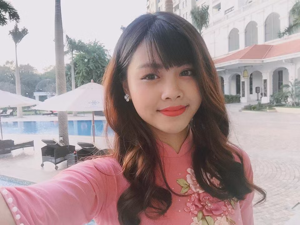 Thanh Thư khoe ảnh áo dài truyền thống trên trang cá nhân của mình.