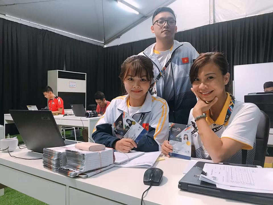 Nữ cán bộ xinh đẹp của đoàn thể thao Việt Nam tác nghiệp tại SEA Games được nhắc tới đó là Đặng Thanh Thư. Từng là gương mặt nổi tiếng xuất hiện trên nhiều chương trình thể thao của VTV nhưng hiện giờ cô bạn xinh đẹp này đang làm cán bộ truyền thông.