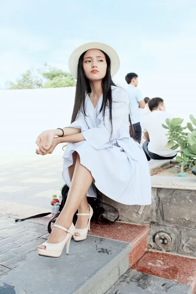 Dù được nhiều người biết tới sau khi bất ngờ nổi tiếng trên mạng xã hội nhưng cô nàng này vẫn sẽ tập trung vào công việc học tập để củng cố kiến thức cho tương lai chứ không bị vòng xoáy nổi tiếng làm mất định hướng đã đề ra. Ảnh trong bài: Facebook nhân vật.