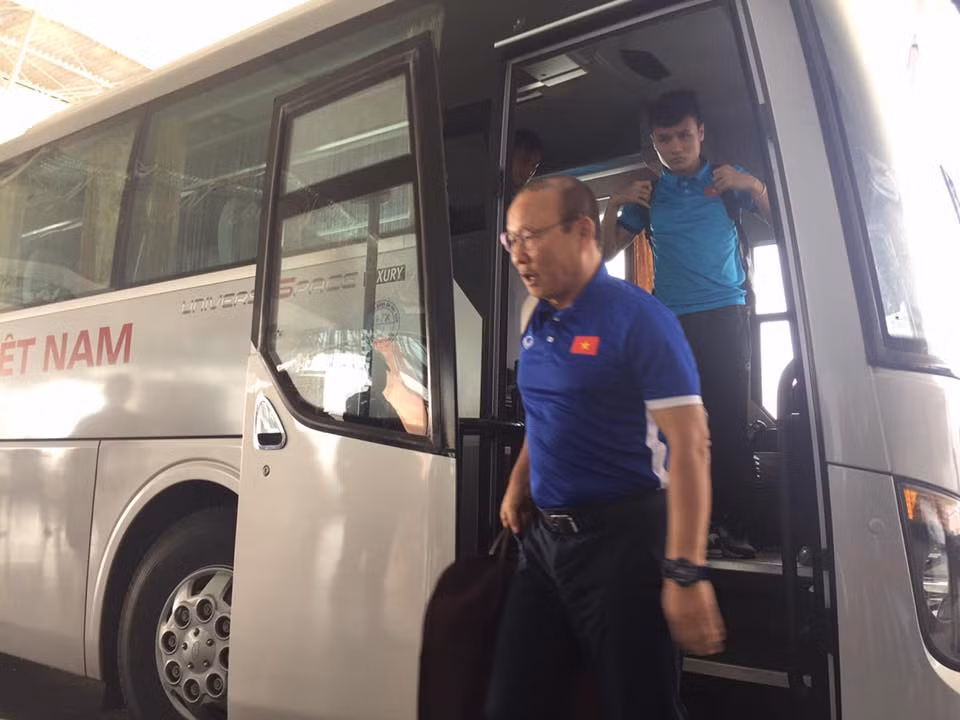 Được biết, chuyến bay đưa ĐT Việt Nam từ Hà Nội tới Bacolod sẽ mất khoảng 3,5 tiếng. Đầu giờ chiều các cầu thủ sẽ có mặt ở Philippines và di chuyển về khách sạn.
