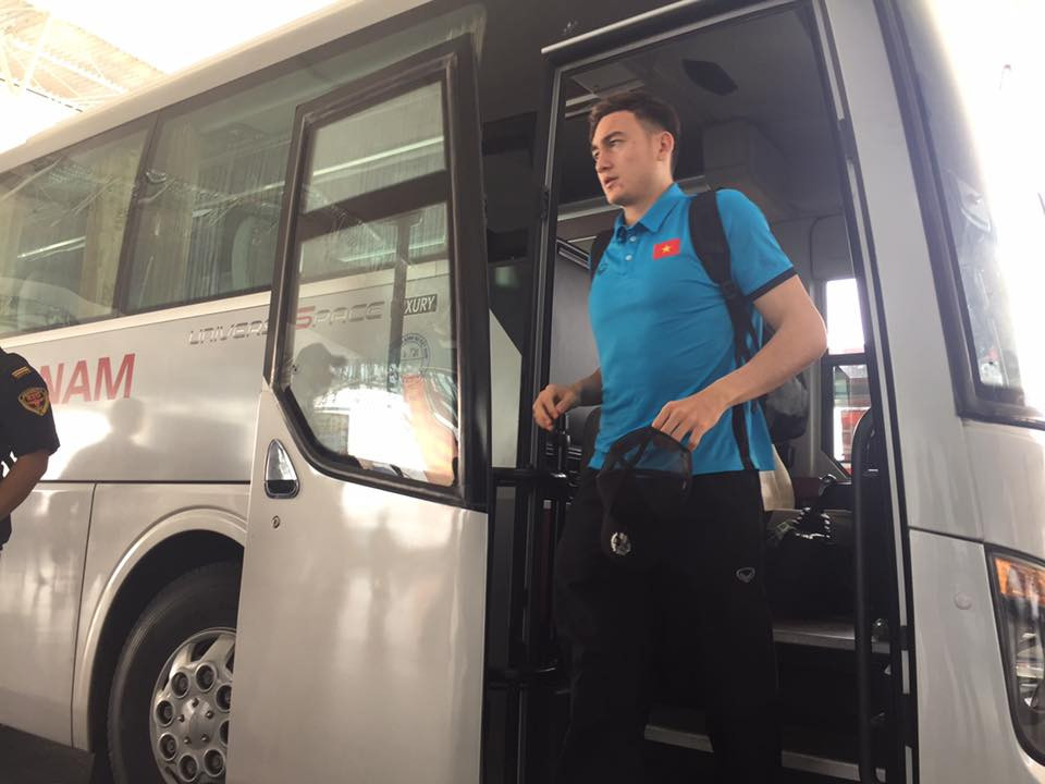 Thủ thành Đặng Văn Lâm là cầu thủ được nhiều NHM chú ý khi rời khỏi chiếc xe buýt của ĐTQG Việt Nam.