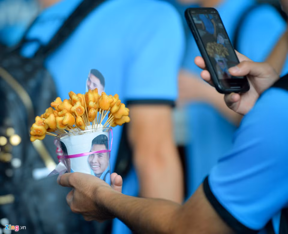 Ngay sau đó, tuyển thủ có biệt danh Huy "cục súc" đã chụp lại món quà của mình và đăng tải trên MXH.