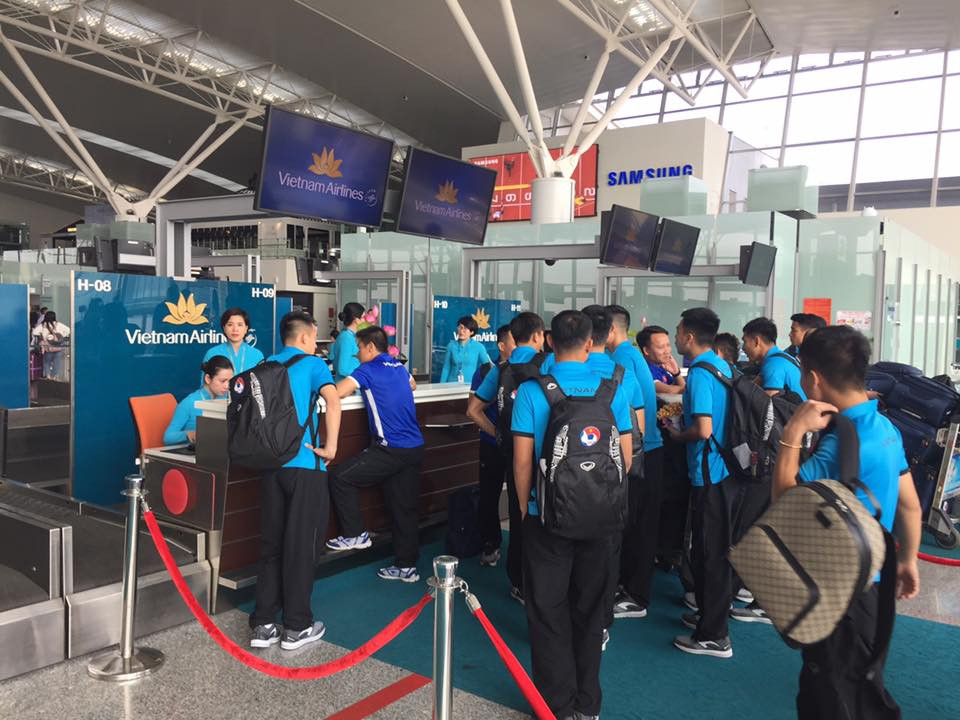 Các cầu thủ ĐT Việt Nam xếp hàng để làm thủ tục cho chuyến bay thẳng từ Hà Nội tới Bacolod để chuẩn bị cho trận bán kết với chủ nhà Philippines.