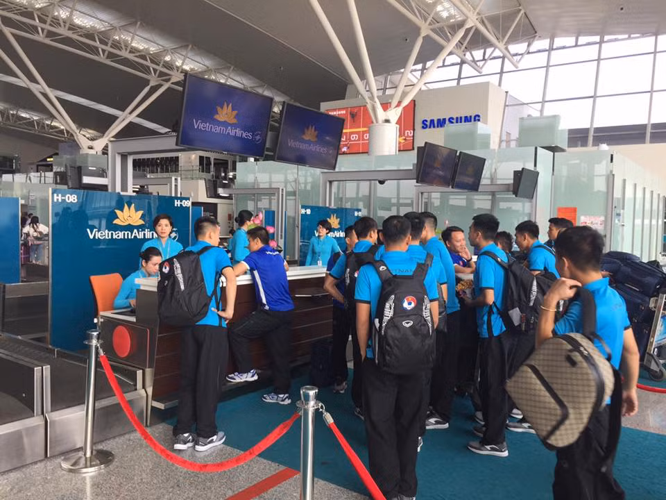 Các cầu thủ ĐT Việt Nam xếp hàng để làm thủ tục cho chuyến bay thẳng từ Hà Nội tới Bacolod để chuẩn bị cho trận bán kết với chủ nhà Philippines.