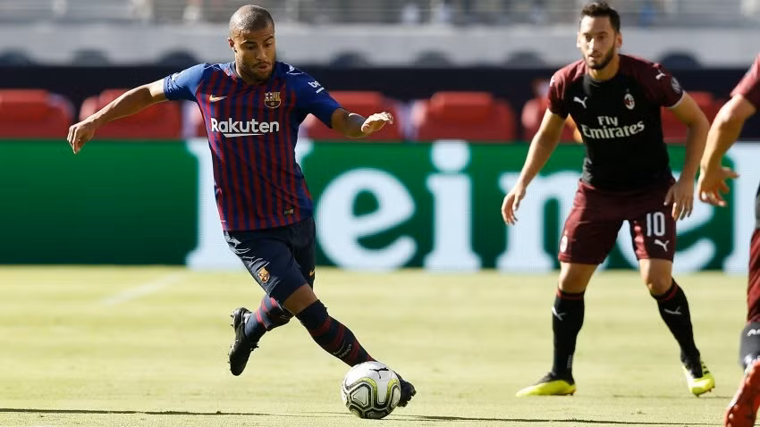 Phong độ ấn tượng ở mùa trước cùng các trận đấu giao hữu tiền mùa giải năm nay là không đủ để Barcelona giữ Rafinha ở sân Camp Nou.