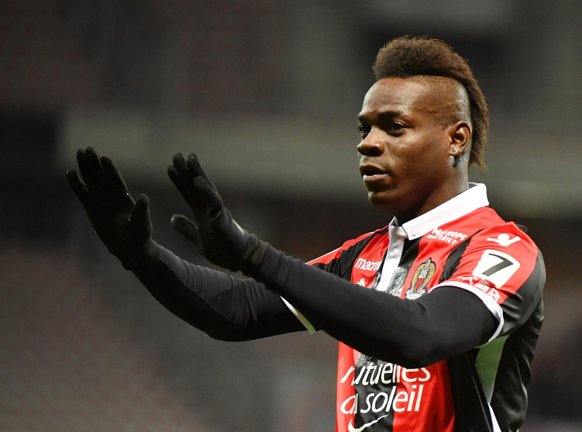 Sau tất cả, tiền đạo Mario Balotelli không đến Premier League hay trở lại Serie A thi đấu như tin đồn mà anh ở lại Ligue 1 trong màu áo của Nice.