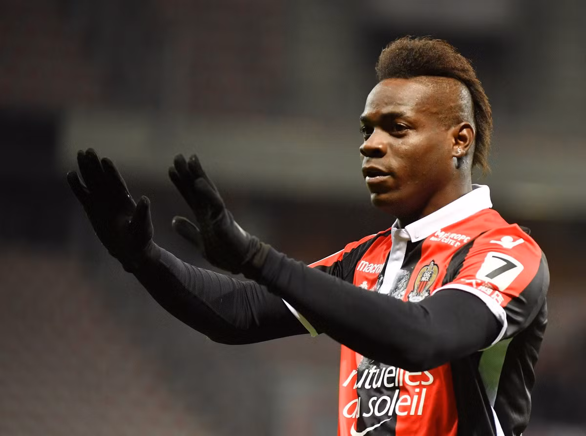Sau tất cả, tiền đạo Mario Balotelli không đến Premier League hay trở lại Serie A thi đấu như tin đồn mà anh ở lại Ligue 1 trong màu áo của Nice.
