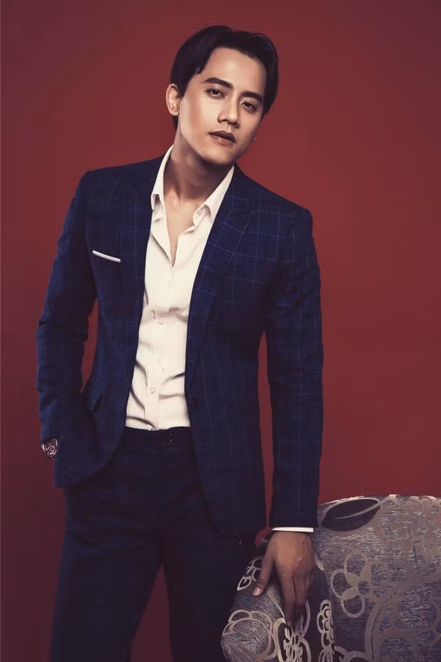 Chính việc sở hữu ngoại hình nổi bật nên Mai Tài Phến dễ dàng thích ứng với nhiều phong cách thời trang khác nhau, từ bảnh bao, lịch lãm khi diện vest cho đến bụi bặm khi diện đồ jeans.