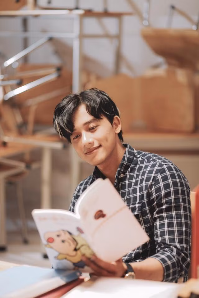 Chàng thầy giáo được nhắc đến trong MV "Em gái mưa" vừa qua là Mai Tài Phến (SN 1991) tại Bạc Liêu, hiện là diễn viên tự do tại TP HCM. Anh chàng thầy giáo điển trai này chinh phục khán giả bằng khuôn mặt điển trai, nam tính và đặc biệt là bộ tóc "bổ luống" cực hợp cảnh trong MV của Hương Tràm.