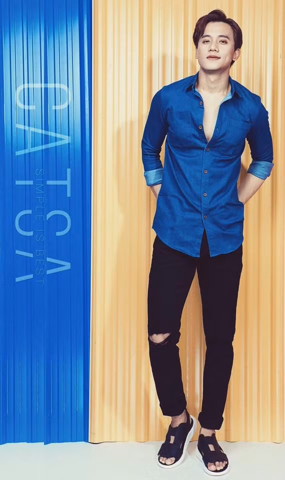 Chàng thầy giáo của MV "Em gái mưa" xuất hiện cực xì-tin trong bộ trang phục xuống phố. Ảnh trong bài: Facebook nhân vật.