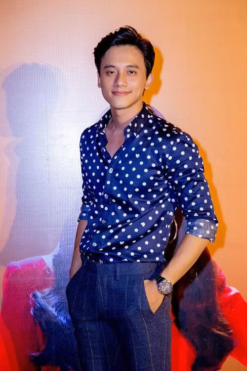 Sở hữu ngoại hình nam tính, nụ cười dễ thương và phong cách lãng tử, Tài Phến nhận được nhiều tình cảm của mọi người trên mạng xã hội. Đặc biệt, anh chàng rất "chịu khó" selfie trước ống kính và chăm sóc hình ảnh của mình trên mạng xã hội khá tốt.