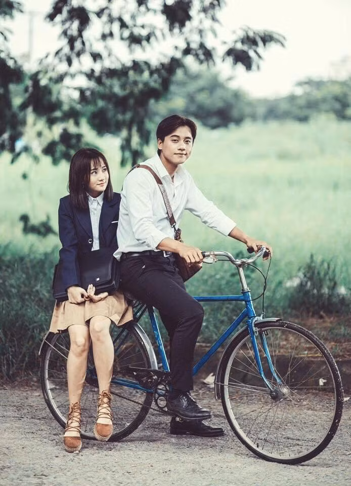 Với vẻ ngoài nam tính và được ví như "nam thần Hàn Quốc" từng xuất hiện trong những bộ phim đình đám, anh chàng thầy giáo điển trai xuất hiện trong MV "Em gái mưa" của ca sĩ Hương Tràm mới đây đã trở thành một hiện tượng trên mạng xã hội Việt. Ảnh trong bài: Facebook nhân vật