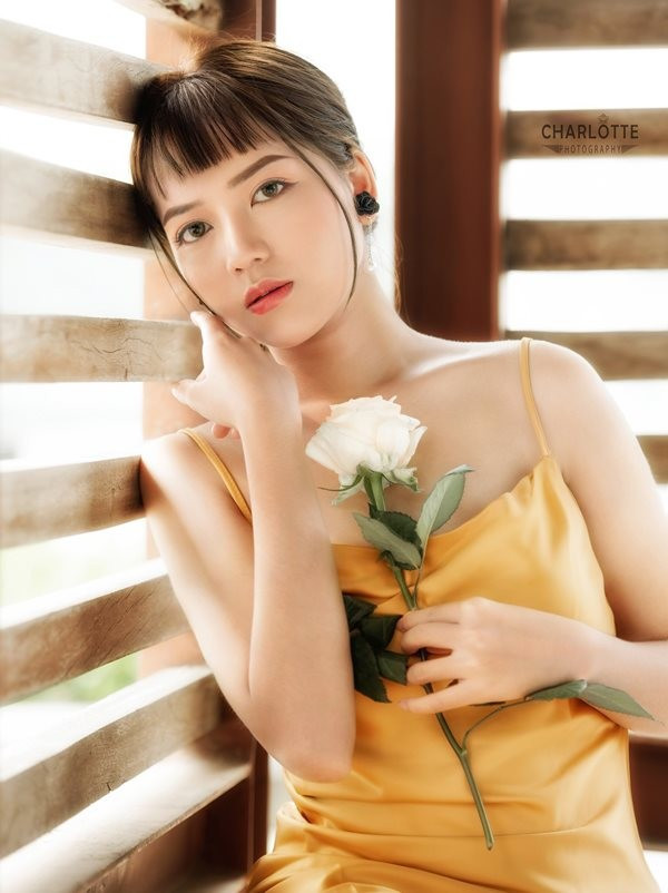 Nữ sinh 10X Nam Định này bắt đầu biết tự kiếm tiền từ lớp 9 nhờ bán quần áo nhập từ Trung Quốc nên cho tới giờ, Thắm đã khá dày dặn kinh nghiệm và có thể tự chủ được tài chính mà không cần dựa dẫm vào bố mẹ.