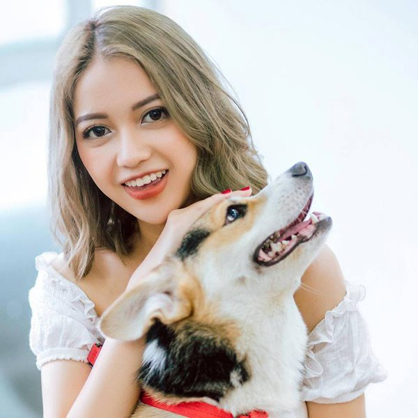 Chia sẻ về cái tên khá lạ, Vũ Thắm nói: "Mình sinh ra ở quê và tên là do ông bà đặt. Lên lớp 4 thì chuyển ra thành phố ở cũng có nhiều người nói về cái tên của mình, không được hay lắm nhưng với mình thì tên không quan trọng. Cái chính là con người thế nào thôi".