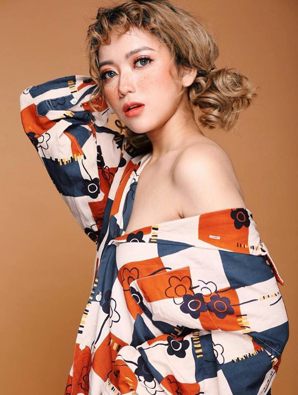 Nữ sinh 10X bị nhầm là con lai vừa qua có tên cụ thể là Vũ Thắm có nickname Mun, hiện là sinh viên trường Cao đẳng Du lịch thương mại.