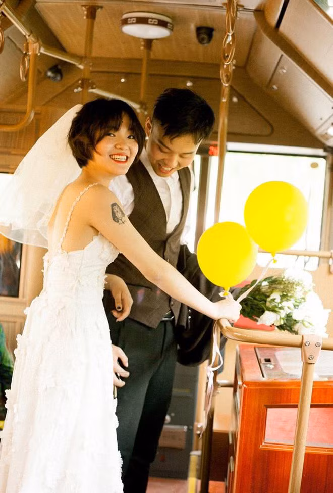 Không chỉ vậy, điểm nhấn của bộ ảnh cưới này là không cần dùng quá nhiều đạo cụ, chỉ một vài nét chấm phá cũng đủ gọi về cả mùa hè với những gì tươi mát, giàu sức sống nhất.