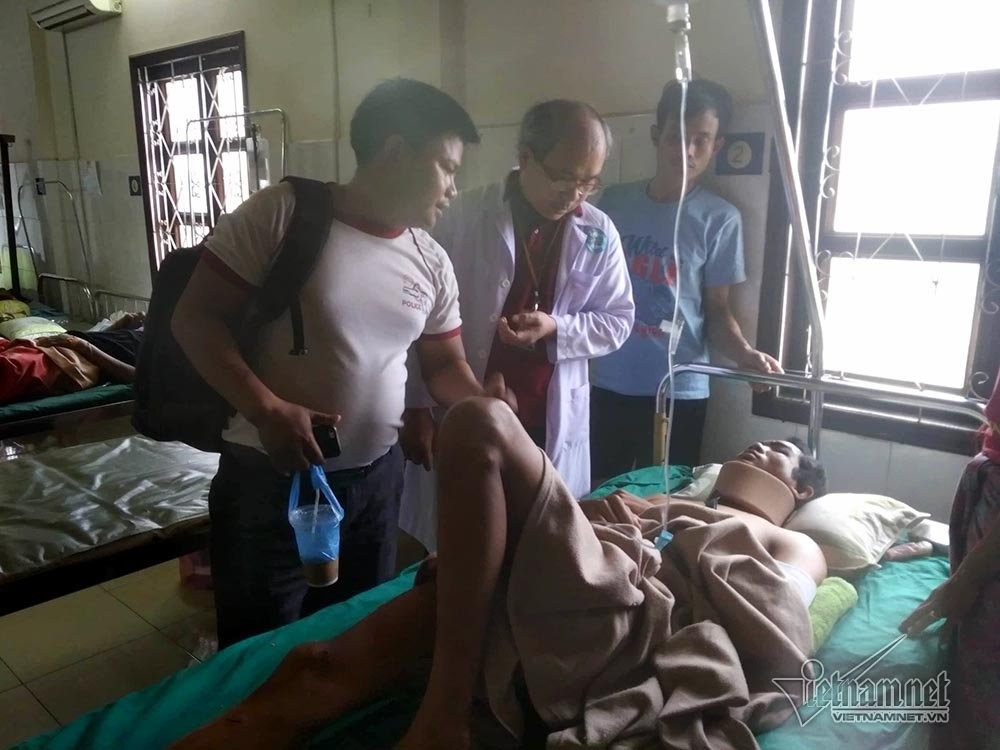 Bác sĩ Nguyễn Thành Công - Phó giám đốc BV Đại học Y dược HAGL hướng dẫn cách giữ tư thế tay phù hợp cho bệnh nhân chạy lũ bị gãy xương đòn đang điều trị tại BV tỉnh Attapeu