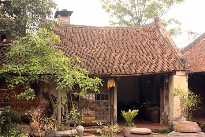 Gắn liền với nhà là sân, vườn, bếp, nhà ngang, giếng nước, chuồng trại nuôi gia súc, gia cầm, bình phong, ao, cây rơm và chiếc cổng có mái che gắn với cái tay nắm xoay tròn.