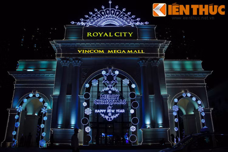 Bên cạnh những con đường ánh sáng những trung tâm vui chơi giải trí cũng trang trí những cổng chào hết sức hoành tráng với đèn hoa rực rỡ.