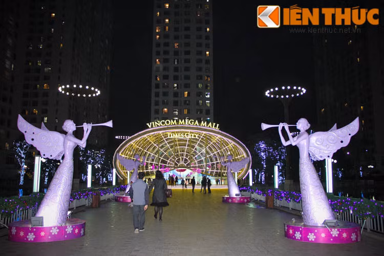 Những con đường chính để dẫn vào những trung tâm thương mại cũng được trang trí với chủ đề Giáng Sinh để cũng là địa điểm lý tưởng để cho các bạn trẻ chụp ảnh.