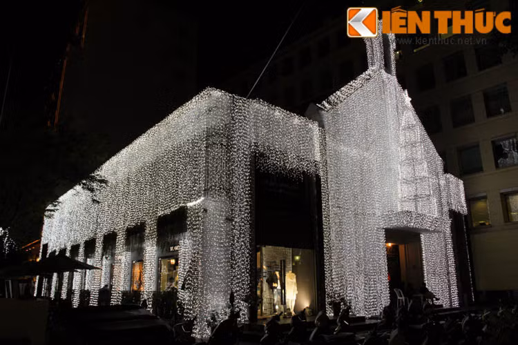 Một nhà hàng được trang trí hàng ngàn bóng đèn và lấy mô hình một ngôi nhà thờ làm chủ đề.