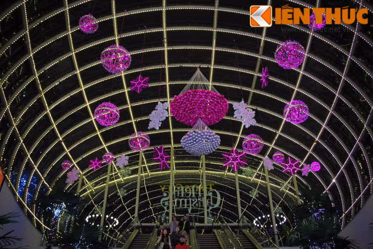 Những chùm đèn rực rỡ cũng được trưng bày.