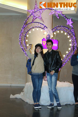 Nhiều bạn trẻ đã tranh thủ lúc còn vắng đã chụp ảnh check-in sớm.