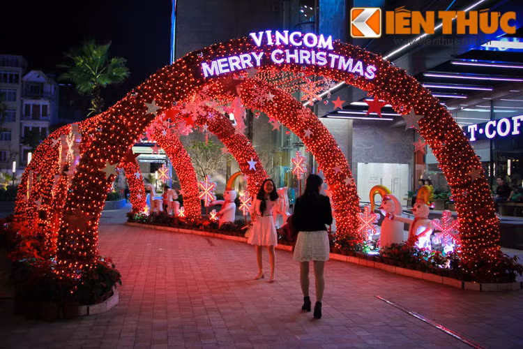 Trước những ngày lễ Giáng Sinh, nhiều bạn trẻ đã lên mạng để tìm những địa điểm check-in để lưu lại cho mình cũng người thân những bức ảnh kỉ niệm.