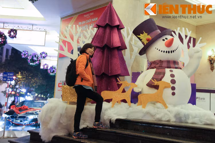 Bên ngoài rất nhiều khu mua sắm tại Hà Nội đã trang trí rất nhiều hình ảnh Noel.
