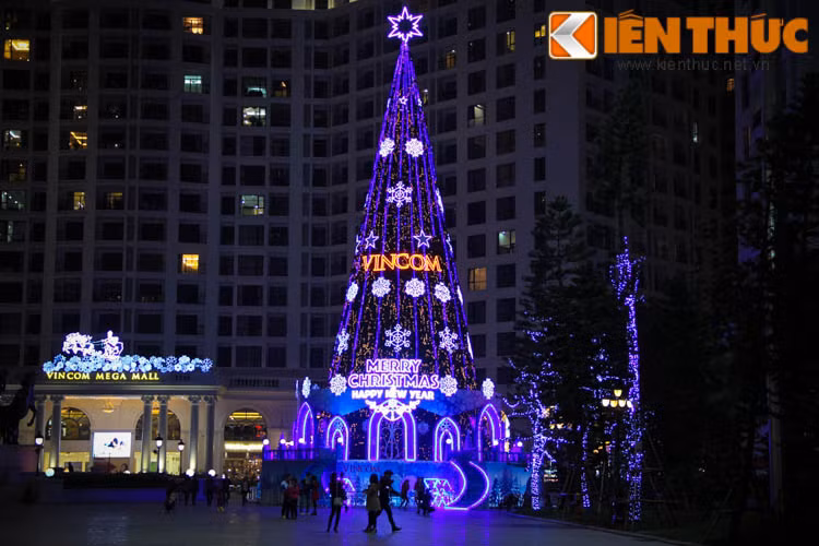 Cây thông khổng lồ được trang trí những dải đèn hết sức rực rỡ trong sảnh chính tại trung tâm thương mại lớn tại Hà Nội.