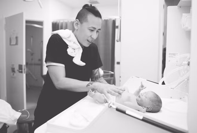 Cũng theo chia sẻ của Nguyễn Tiên thì nhân vật chính trong bộ ảnh đi đẻ đó là cặp vợ chồng người Úc gốc Việt Emmy Hà Đường (một make up artist có tiếng ở Melbourne) và anh Churn Đường (chủ kinh doanh cửa hàng xe đạp cao cấp).