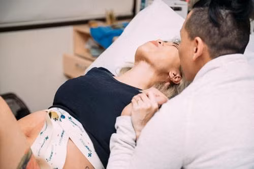 Mới đây, bộ ảnh cùng vợ vượt cạn của nhiếp ảnh gia trẻ 9X tên Nguyễn Tiên đã lột tả chân thực từng khoảnh khắc một người mẹ vượt cạn trên bàn mổ. Bộ ảnh đã khiến cộng đồng mạng chú ý bởi câu chuyện đầy xúc động và những bức ảnh sinh động khiến người xem không khỏi bồi hồi.