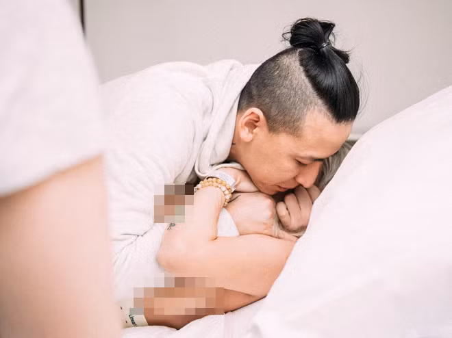 Theo chia sẻ của mình trên mạng xã hội, nhiếp ảnh gia 9X nói:"Ngày cùng bạn vào bệnh viện, Tiên hào hứng khi sắp được chứng kiến cảnh em bé chào đời. Thế nhưng, khi thấy người mẹ kêu lên đau đớn cô lại sợ hãi. Cái nắm tay chặt thể hiện tình yêu vô bờ của người chồng dành cho vợ đã tiếp thêm sức mạnh cho Tiên bấm máy."