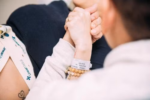 Trong ảnh, bà mẹ quằn quại đau đớn khi con gõ cửa chào đời, cạnh đó là người chồng luôn nắm chặt tay vợ, cùng vợ vượt qua cơn đau. Khi đứa trẻ đỏ hỏn lọt lòng, hai vợ chồng không ngăn được giọt nước mắt hạnh phúc.