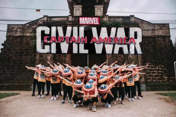 Để có được những chiếc khiên "sao y bản chính", các thành viên trong lớp đã dành ra 2 ngày để tỉ mỉ sơn từng chiếc nón sao cho hoàn hảo nhất có thể.