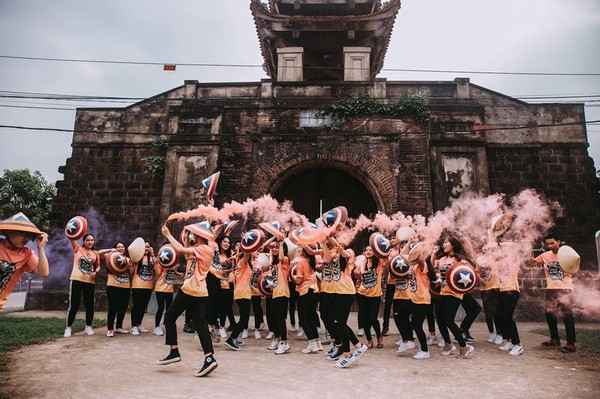 Hiện tại bộ ảnh kỷ yếu độc đáo này vẫn đang được lan truyền với tốc độ "chóng mặt" với hàng nghìn lượt thích, bình luận và chia sẻ.