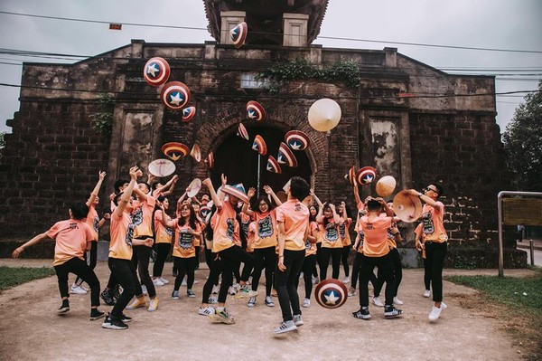 Bạn Cẩm Tú đại diện 12A1 cho biết: "Kỉ niệm đáng nhớ nhất là cùng nhau sơn từng chiếc nón, vừa cười vừa làm việc đến tận tối mịt. Mệt mà rất là vui ạ. Lúc chụp thì cả lớp được ekip Phủ Quỳ hướng dẫn tạo hình rất sáng tạo, nhiệt tình. Chụp xong lớp còn nổi nhạc, dùng pháo màu quẩy nhiệt lắm. Thực sự là một ngày vô cùng đáng nhớ với lớp."