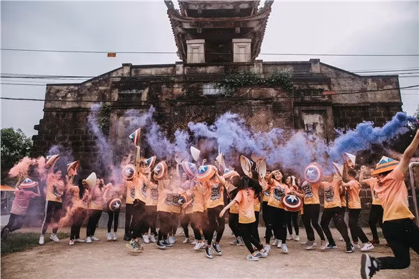 Chi tiết tạo nên dấu ấn đặc biệt trong những bức ảnh kỷ yếu Endgame đó là những chiếc nón lá nét đặc trưng của Việt Nam để cách tân theo chiếc khiên của Captain.