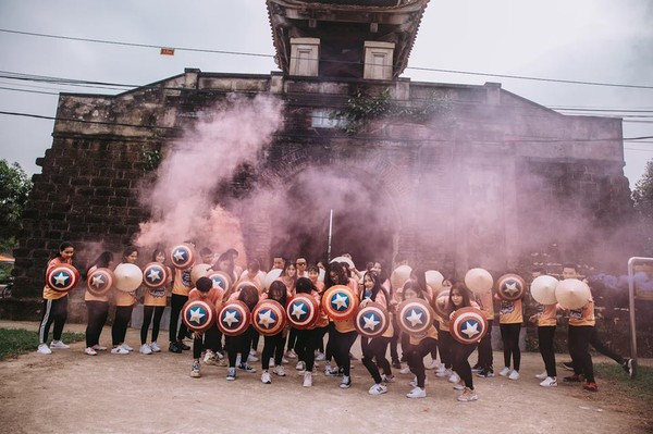 Bên cạnh đó, để thực hiện được bộ ảnh độc đáo này lớp 12A1 cũng gặp những khó khăn trong khâu chuẩn bị và thời tiết nắng nóng: "Khó khăn là dành thời gian cho việc sơn nón. Thực sự là năm cuối cấp nên rất là bận. Tuy nhiên team thiết kế đã rất nhiệt tình dành ra thời gian ít ỏi cùng nhau sơn nón. Lúc chụp thì hôm ấy thời tiết khá là nắng và nóng, việc xếp đội hình cũng khá là vất vả." Cẩm Tú chia sẻ thêm.