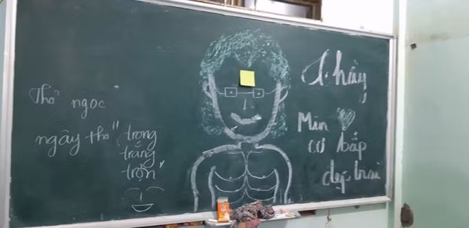 "Nếu các em tám lạng thì thầy cũng phải hơn nửa cân", thầy Minh tự nhận bản thân là người vui tính với phong cách dạy học gần gũi nhưng cũng nghiêm khắc khi cần.