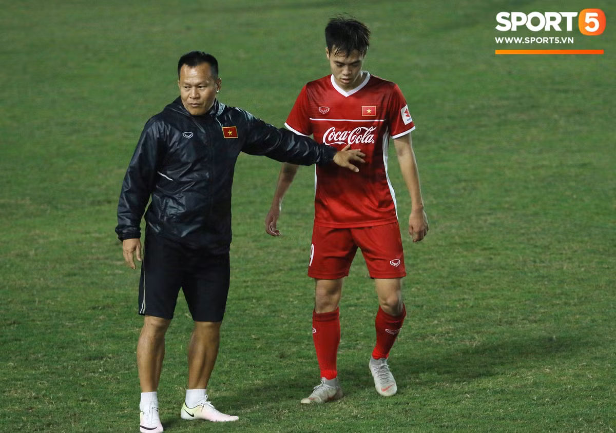 Ở hai lượt trận đầu tiên, Văn Toàn đã không được ra sân phút nào bởi HLV Park muốn cất nhân tố dự bị chiến lược này cho đối thủ phù hợp nhất. Tiền đạo gốc Hải Dương được đánh giá cao bởi khả năng xuyên phá, bứt tốc và tinh thần thi đấu nhiệt huyết.