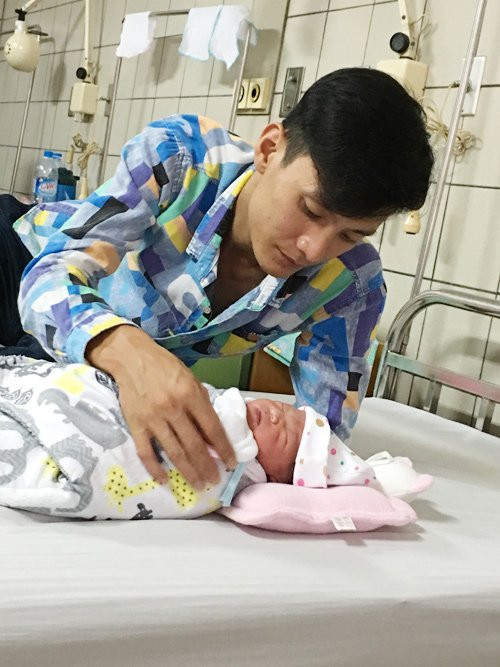 Hình ảnh anh tự tay tắm cho con, mát-xa chân cho vợ sau sinh, hỗ trợ vợ việc nhà được đăng tải trên nhiều trang báo lớn nhỏ.