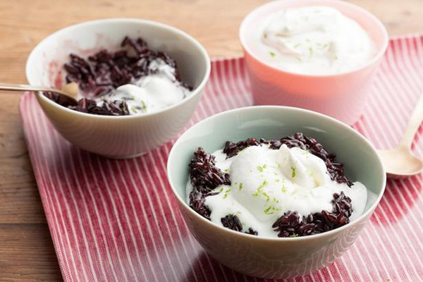 Những năm trước đây, nhắc đến sữa chua nếp cẩm hay chè xoài nhiều người nhắc ngay đến Hàng Than.