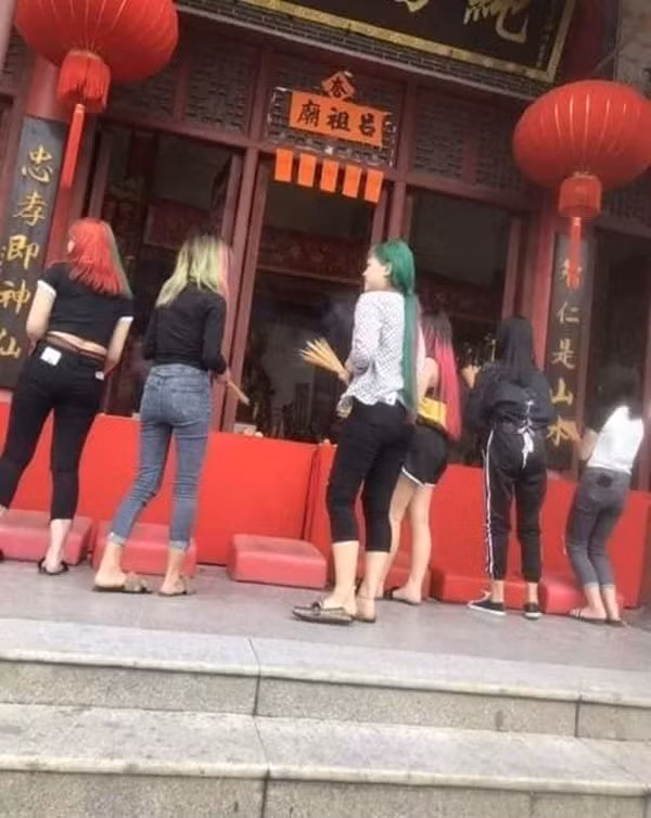 Phan cam nhom nu sinh “tre trau” nhuom dau xanh do, mac ca do ngu di chua-Hinh-2